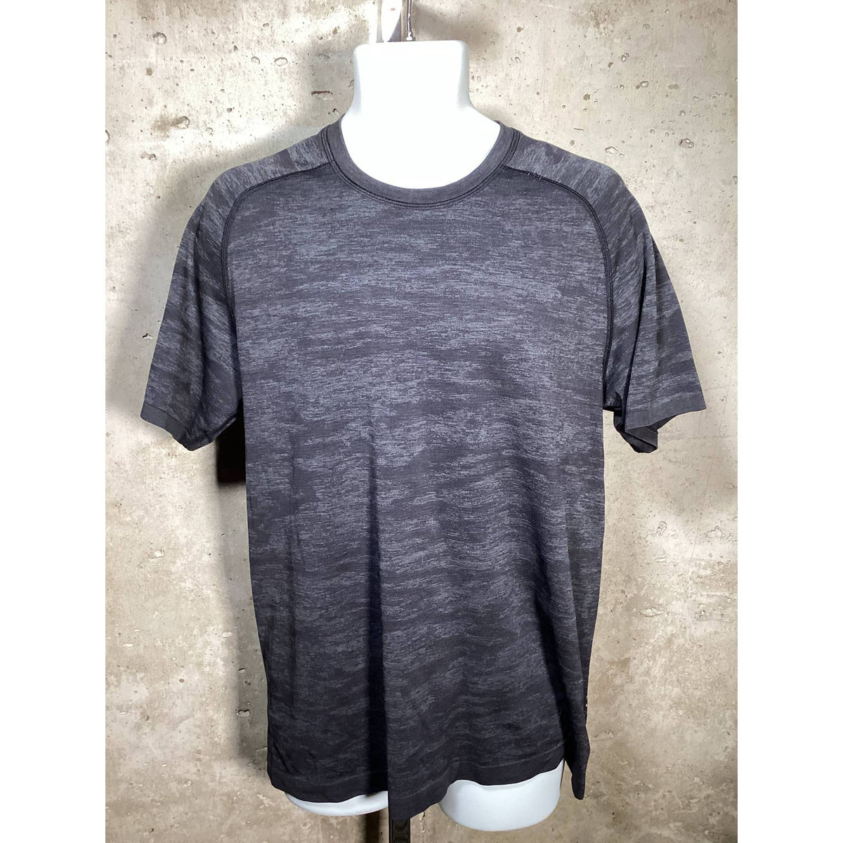 Lululemon Grey Camo Metal Vent T Shirts Sz. Large